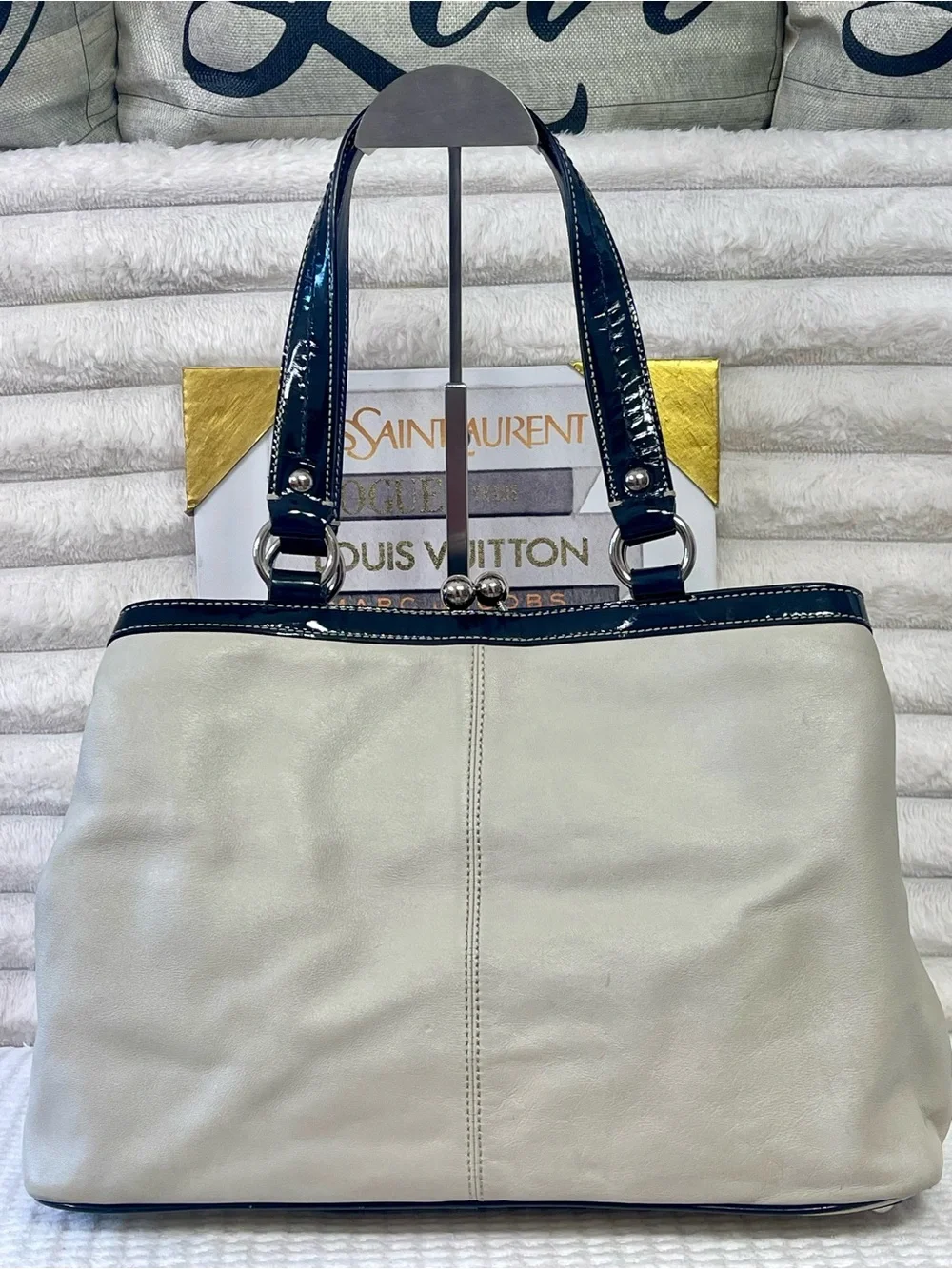 2010 Coach Kiss-lock Laura Spectator Carryall Tote w/ Multiple Compartments